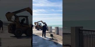 МУП «Чистый город» проводт уборку набережной Гагрского района