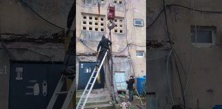 УГХ Гагрского района приступило к работам по демонтажу аварийных козырьков на улице Лакоба в микрорайоне Кемпинг