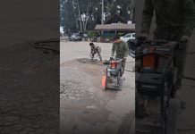 В Гагре на ул. Авидзба в районе рынка проводятся ямочные ремонтные работы