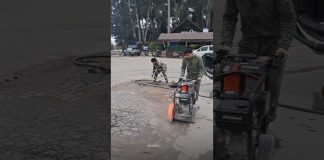 В Гагре на ул. Авидзба в районе рынка проводятся ямочные ремонтные работы